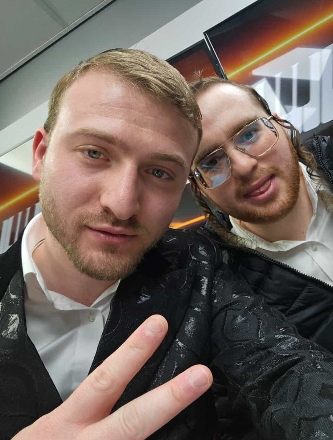 יוחנן אורי ושמחה אברמצ'יק בצילומי פרק של הקלידנים.jpg